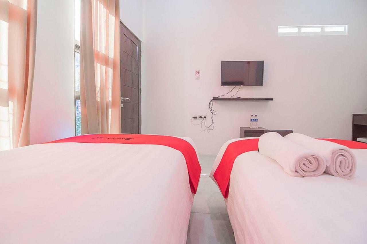 Отель Reddoorz Near Jatinangor Town Square Экстерьер фото