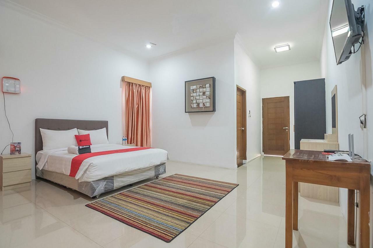 Отель Reddoorz Near Jatinangor Town Square Экстерьер фото